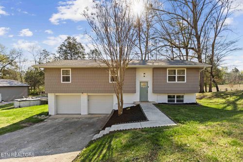 216 Greenwood Dr, Harriman, TN, 37748-4233 | Card Image