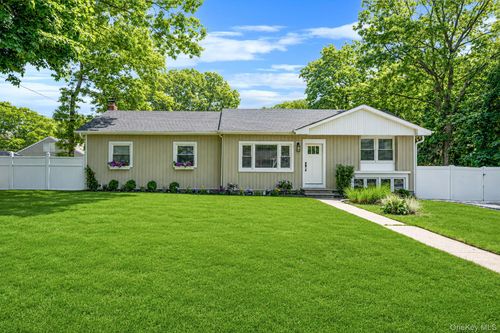 231 Maple St, Medford, NY, 11763-4071 | Card Image