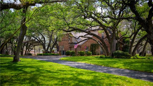 230 Shamrock Dr, Floresville, TX, 78114-6733 | Card Image