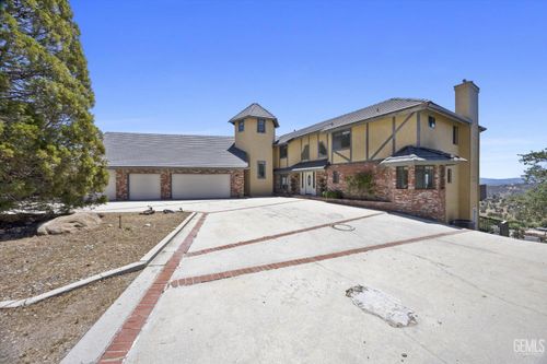 24050 Jacaranda Dr, Tehachapi, CA, 93561-7045 | Card Image