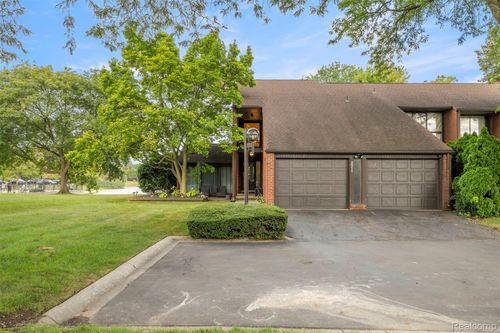 3011 Lindenwood Dr, Dearborn, MI, 48120-1311 | Card Image