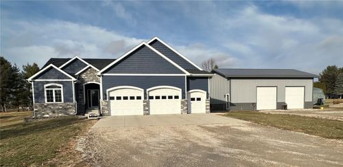 3917 Pikeview Dr, Center Point, IA, 52213-9582 | Card Image