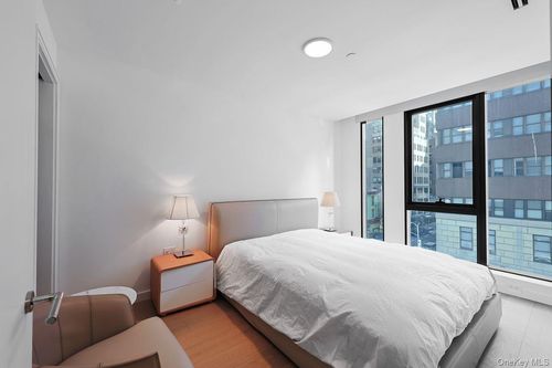 4d-300 W 30th St, New York, NY, 10001-0523 | Card Image