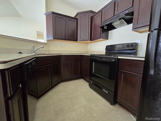 27341 Hidden Oaks Dr, Condo with 2 bedrooms, 2 bathrooms and null parking in BROWNSTOWN TWP MI | Image 4