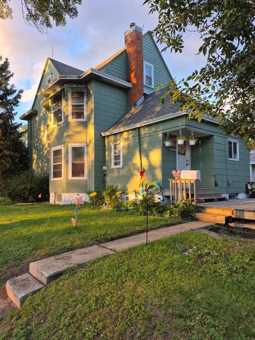 102 3rd St Se, Pipestone, MN, 56164-1818 | Card Image