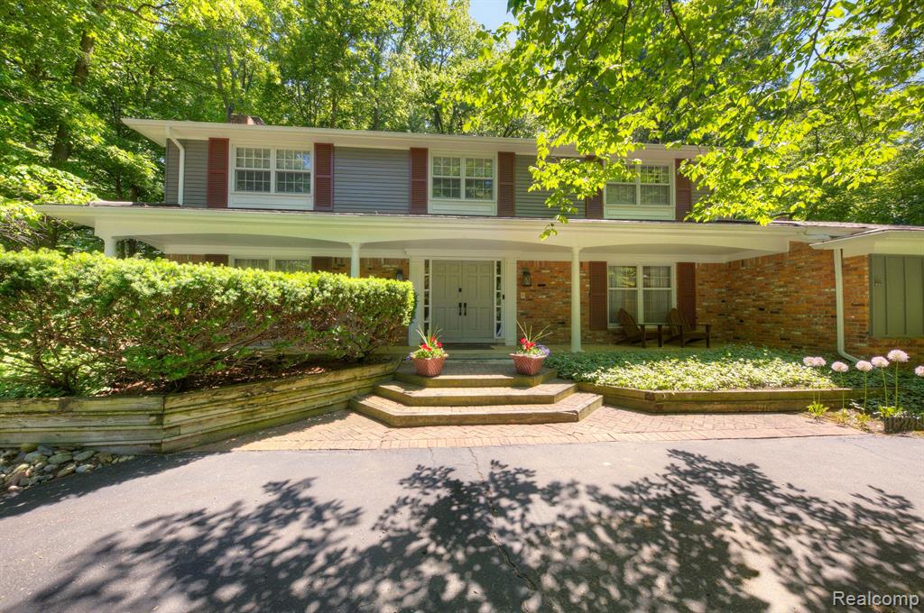 Laraugh Dr, Northville, MI 48168