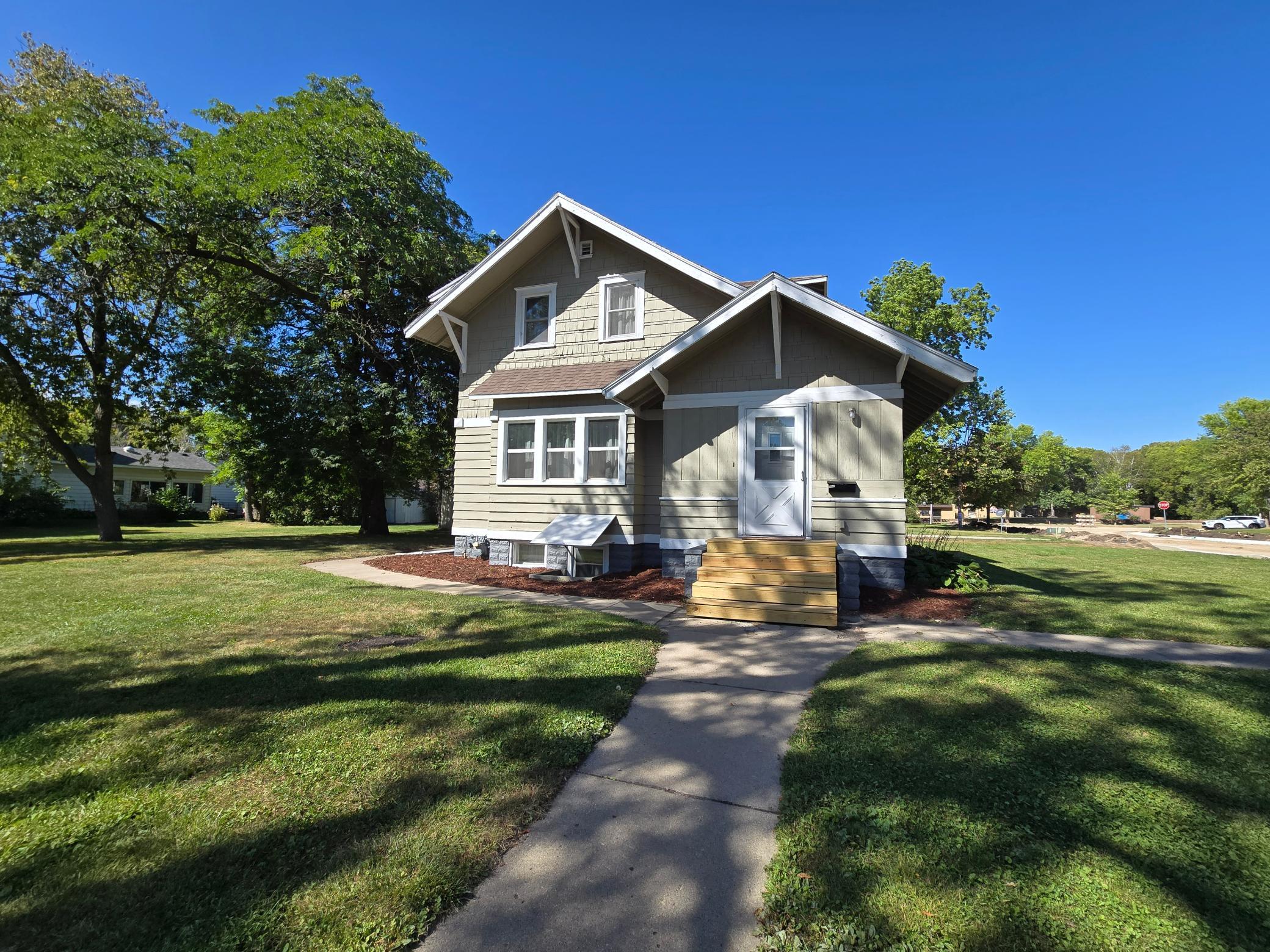 10th St, Willmar, MN 56201