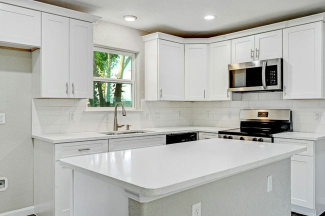 212 S Walnut Ave, House other with 3 bedrooms, 2 bathrooms and 2 parking in Luling TX | Image 16