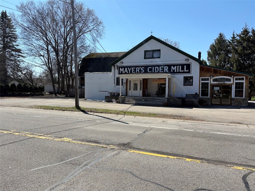 699 Five Mile Line Rd, Webster, NY 14580