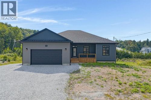 8 Galmorgan Dr, House with 5 bedrooms, 3 bathrooms and null parking in Quispamsis NB | Card Image