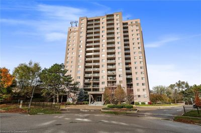 1107 - 975 Warwick Crt, House attached with 3 bedrooms, 1 bathrooms and 1 parking in Burlington ON | Image 2