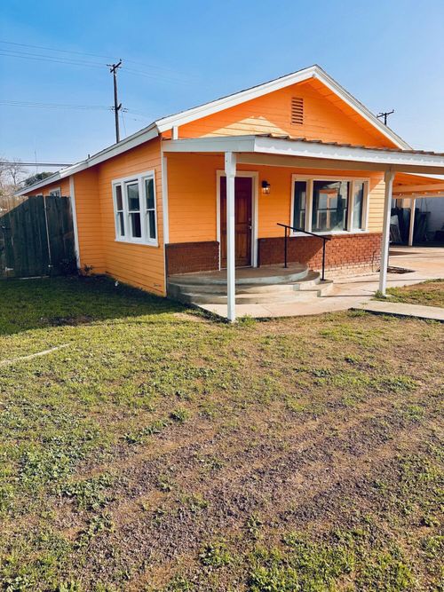 366 N Palm St, Woodlake, CA, 93286-1218 | Card Image