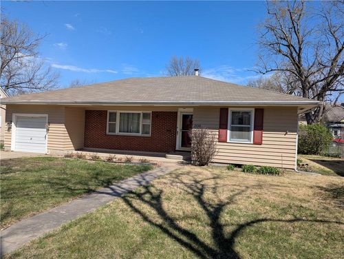 206 Hiawatha Ave, Hiawatha, KS, 66434-1917 | Card Image