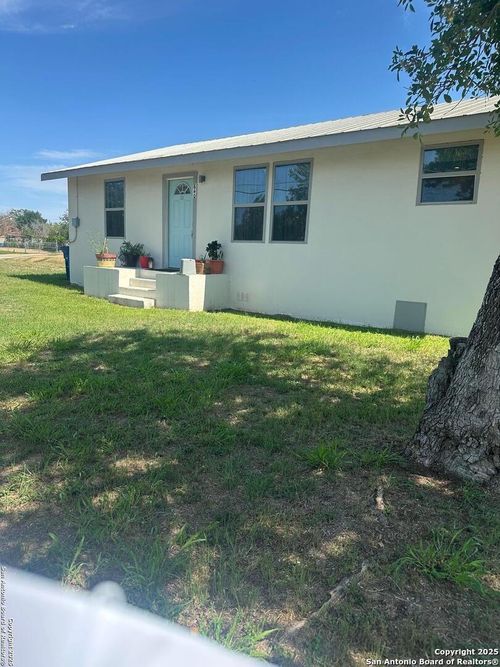640 Avenue J, Poteet, TX, 78065-5438 | Card Image