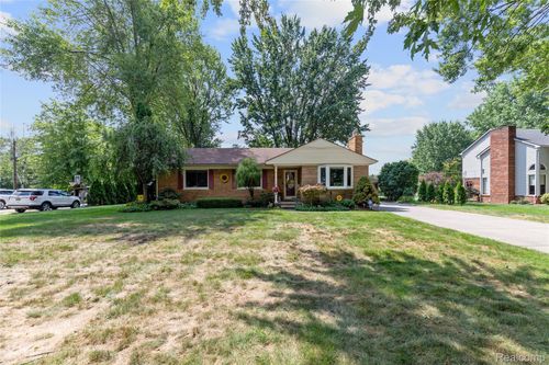 15860 Luxemburg, Fraser, MI, 48026-4722 | Card Image