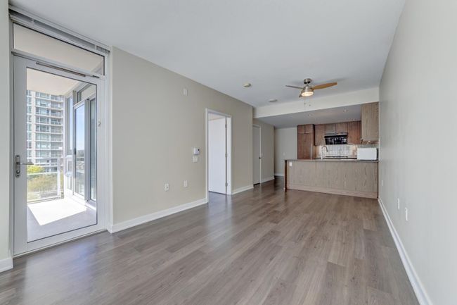 806 - 2975 Atlantic Avenue, Condo with 1 bedrooms, 1 bathrooms and 1 parking in Coquitlam BC | Image 3