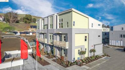 35 - Somi, Townhouse with 3 bedrooms, 3 bathrooms and 2 parking in Hayward CA | Image 1