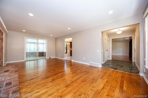 30830 Lincolnshire E, Beverly Hills, MI, 48025-4758 | Card Image