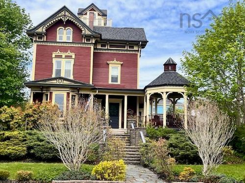 42 Falkland St, Lunenburg, NS, B0J2C0 | Card Image