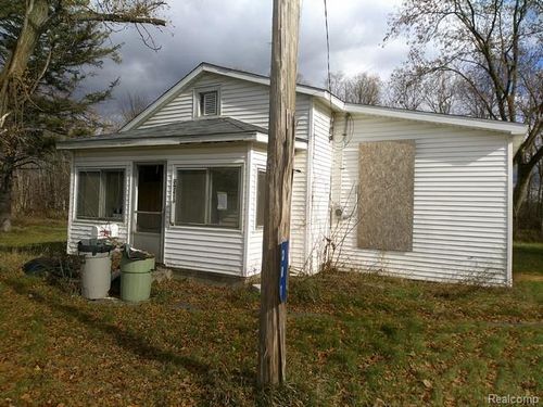 301 Chesaning St, Saint Charles, MI, 48655-1413 | Card Image