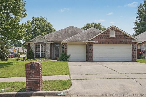 201 Charleston Pl, Broken Arrow, OK, 74011-3421 | Card Image