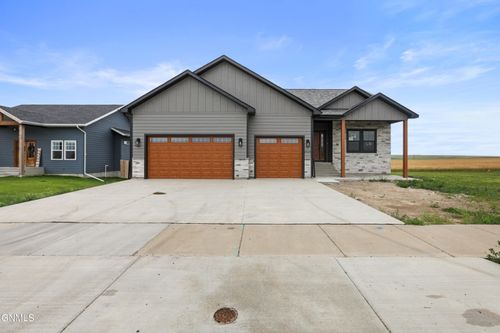 2623 44th Ave W, Williston, ND, 58801-6988 | Card Image