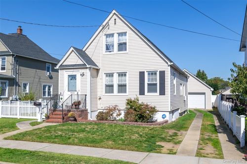 19 Teneyck Ave, Valley Stream, NY, 11580-4015 | Card Image