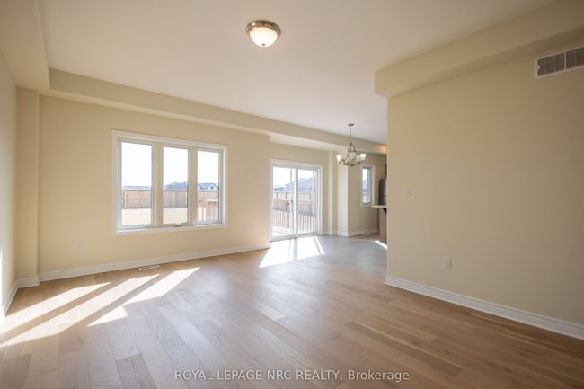 33 Cinnamon St, House other with 3 bedrooms, 3 bathrooms and 2 parking in Thorold ON | Image 8