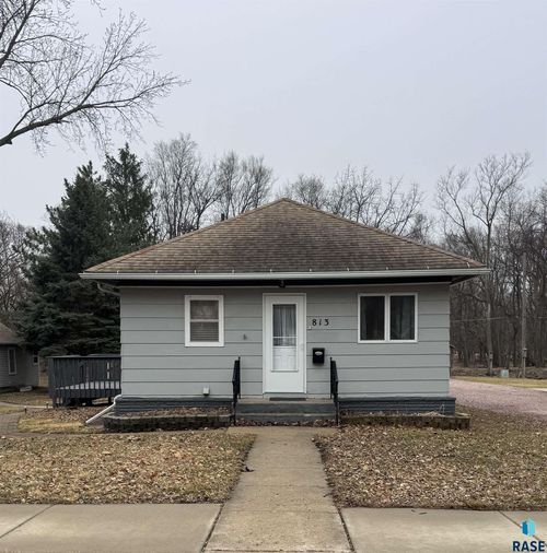 813 E Center St Street, Madison, SD, 57042 | Card Image