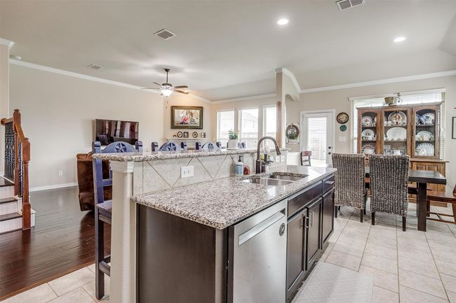 Breakfast bar for additional seating | Image 7
