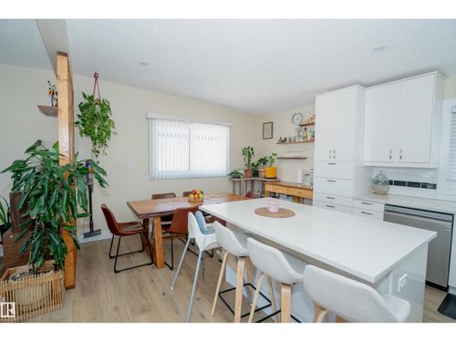 7807 132 Ave Nw, Edmonton, AB, T5C2B2 | Card Image