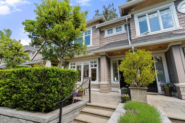 2121 Gordon Avenue, Townhouse with 3 bedrooms, 2 bathrooms and 2 parking in West Vancouver BC | Image 2