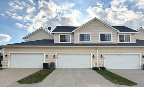 692 Se Williams Ct, Waukee, IA, 50263-8395 | Card Image