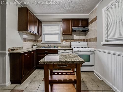 23109 Stauber Ave, Hazel Park, MI, 48030-2924 | Card Image