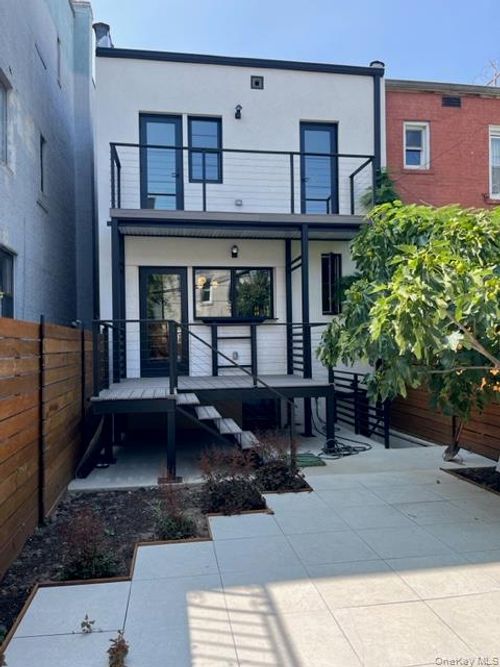 31 30th St, Astoria, NY, 11106-2801 | Card Image