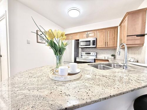 lph2-25 Grenville St, Toronto, ON, M4Y2X5 | Card Image