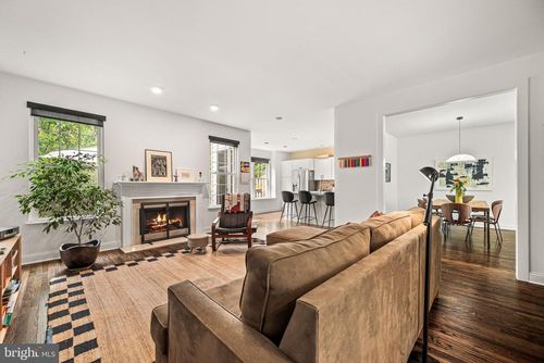 102 Dundee Mills Ln, Wallingford, PA, 19086-6783 | Card Image