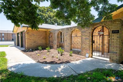 Private courtyard upon entry. | Image 3