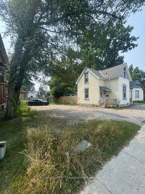 28 Oxford St W, London, ON, N6H1R3 | Card Image