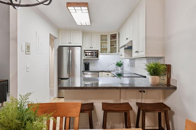 Under cabinet lightening. | Image 11