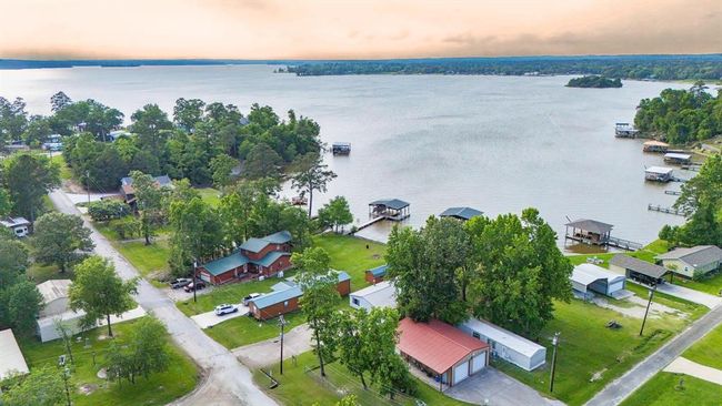 737 Lake Shore Dr, House other with 3 bedrooms, 2 bathrooms and 2 parking in Trinity TX | Image 4