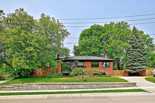 93 Queen St, Newmarket, ON, L3Y2E7 | Card Image