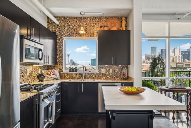 Gas range with convection oven. | Image 13