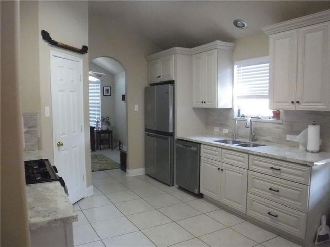 1409 Barras St, House other with 3 bedrooms, 2 bathrooms and 2 parking in Alvin TX | Image 6