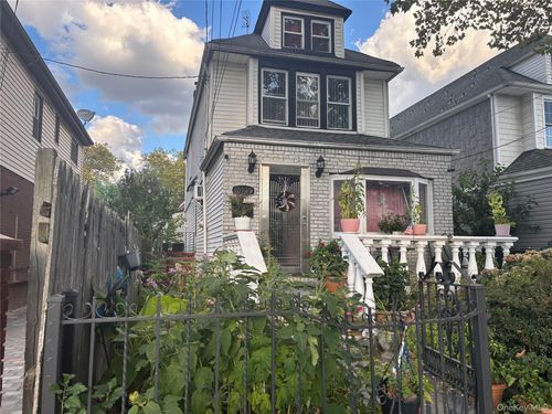 10749 131st St, South Richmond Hill, NY, 11419-3111 | Card Image