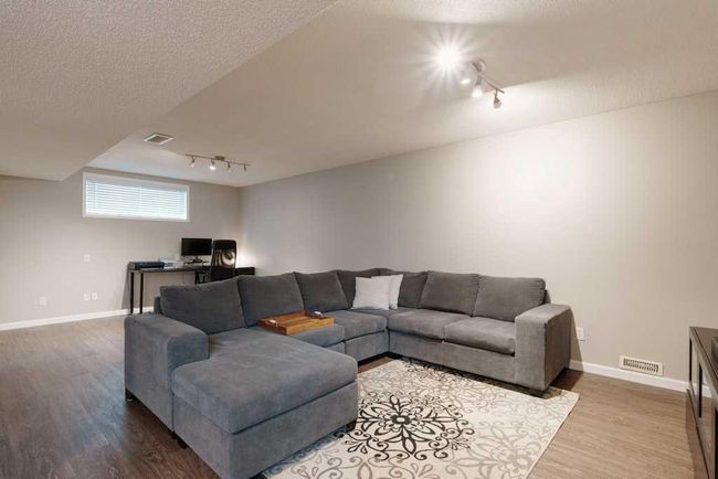 145 Douglas Glen Manor Se, Home with 3 bedrooms, 3 bathrooms and 4 parking in Calgary AB | Image 37