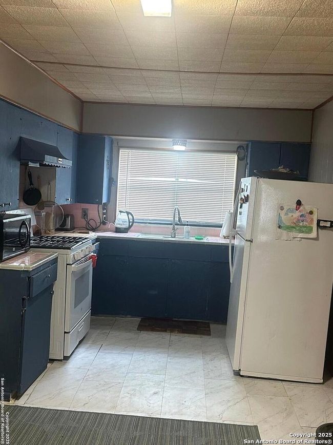 619 Pecan St, House other with 3 bedrooms, 1 bathrooms and null parking in Sabinal TX | Image 4