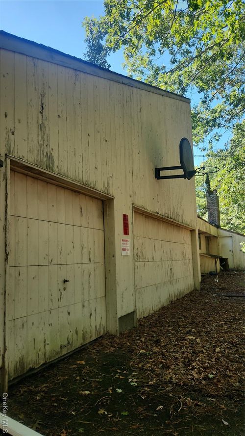 23 N Quarter Rd, Westhampton, NY, 11977-1001 | Card Image