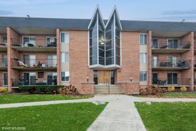 106 - 1004 N Mill Street, Condo with 2 bedrooms, 1 bathrooms and 4 parking in Naperville IL | Image 1