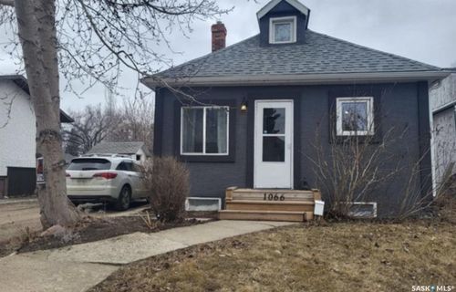 1066 5th Avenue Nw, Moose Jaw, SK, S6H1K8 | Card Image